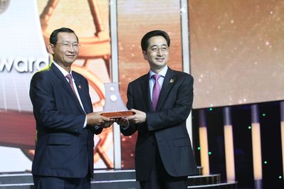 给支持中国—东盟博览会的机构和个人颁奖