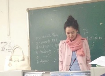 四川师范<em>大学</em>一<em>美女</em>教师爆红网络