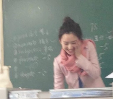 四川师范大学一<em>美女教师</em>爆红网络 长相清新惹