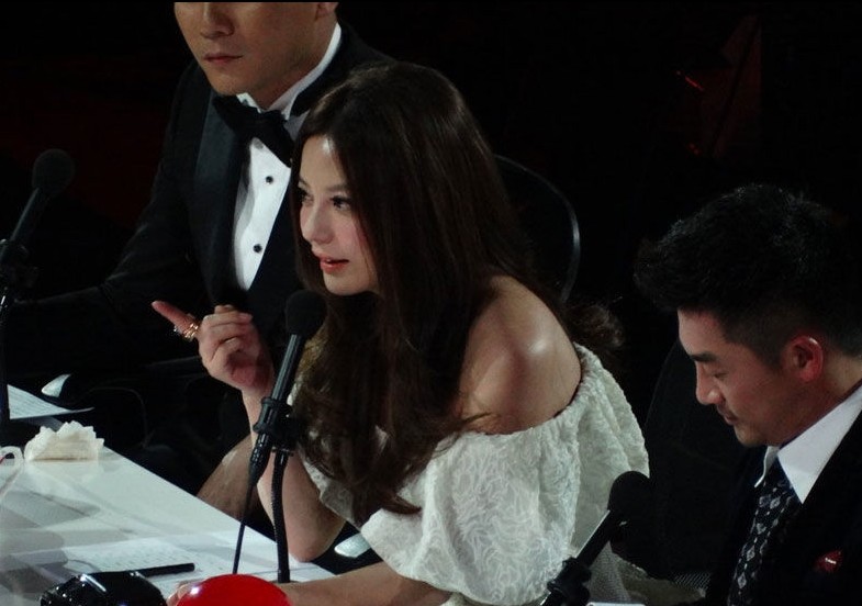 赵薇现身《中国达人秀》录制现场