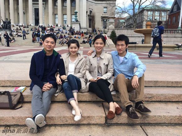 <em>奶茶妹章泽天</em>与刘强东再曝亲密照 一张图亮了