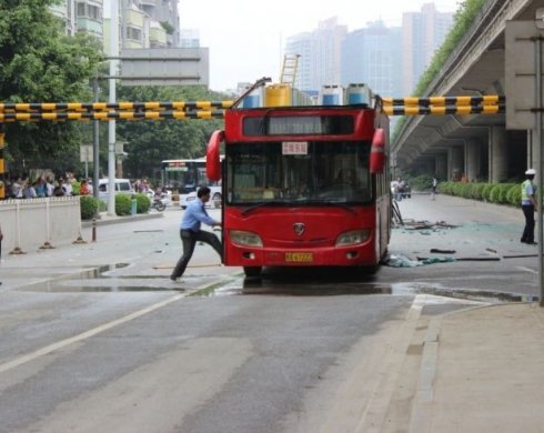 4.15公交车被削顶事件事故图片