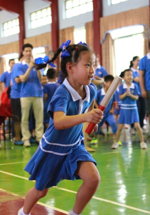 小学生举行亲子运动会喜迎世锦赛