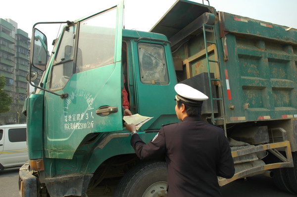 三月起只给新型泥头车办证 不守规矩将被清出