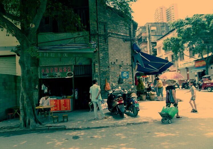 --> 落雨大,水浸街,阿哥担柴上街卖……悠扬的民谣那熟悉的旋律总能唤起人们心灵深处的记忆,把人们带回遥远的童年。 人们记住水街,是因为它承载着南宁的一段历史。曾经的繁华、喧闹固然是这条百年老街沉积于人们记忆长河的原委,但说起水街人们想到更多的是美食,50余种百年传承的南宁美食,尽可网罗于水街。 南宁水街的小吃有着悠久的历史和传统,不少小吃代表着南宁的饮食文化,比如生榨米粉、炒粉虫、南宁米粉饺、凉粽、年糕、芋头糕、马蹄糕、芝麻糊等等。南宁人春节必备的肉粽年糕、元宵节常