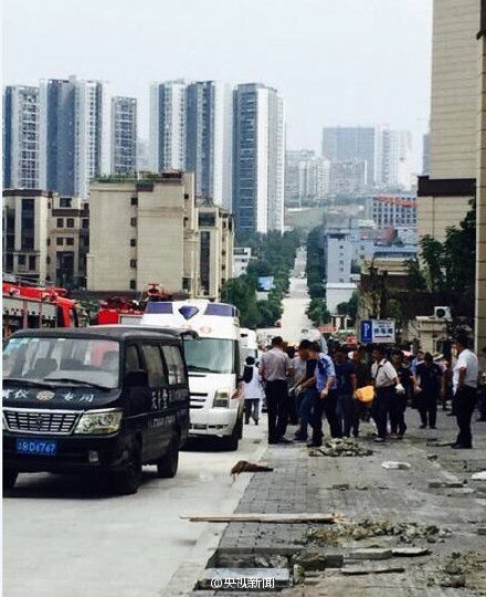 重庆在建楼盘工地围墙倒塌已致4死2伤-国内新