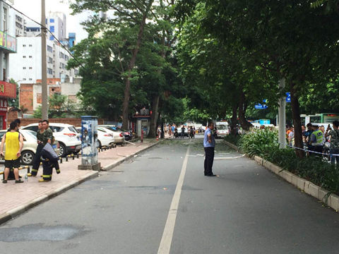 明秀友爱路口一民房发生疑似煤气爆炸 致两人