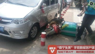 泥头车与面包车相撞殃及电动车 三轮车失控撞
