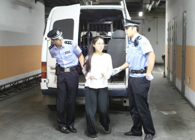 郭美美穿白衣黑裤戴脚镣现身囚车待审
