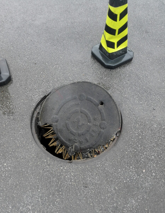 南宁惊现豆腐渣井盖 内部结构竟是竹编的-滚