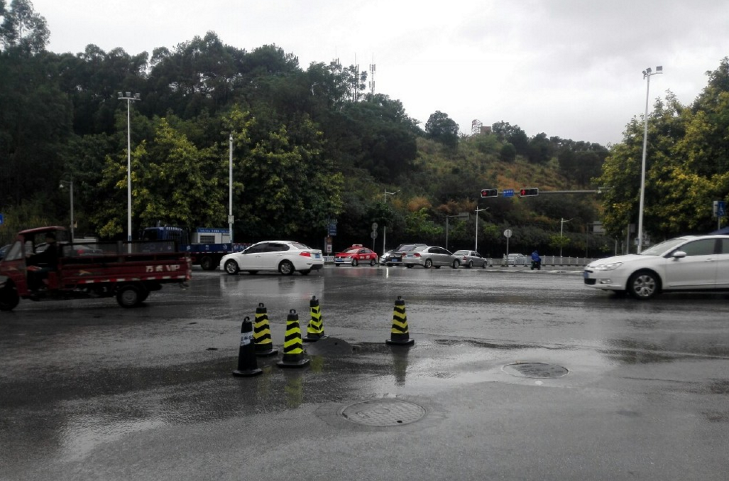 南宁惊现豆腐渣井盖 内部结构竟是竹编的-滚