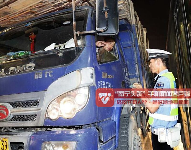 交警一大队开展扬尘整治专项行动 违规货车受