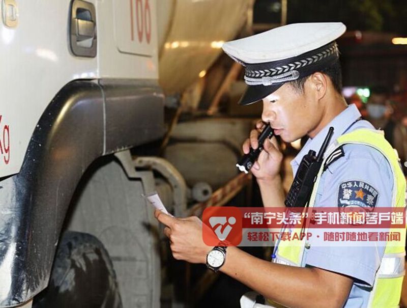 交警一大队开展扬尘整治专项行动 违规货车受