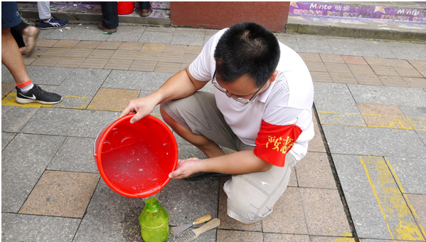 清除城市牛皮癣 梧州志愿者们在行动-滚动新