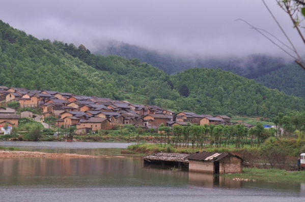 鼓鸣寨:广西保存最完整土夯建筑民居群