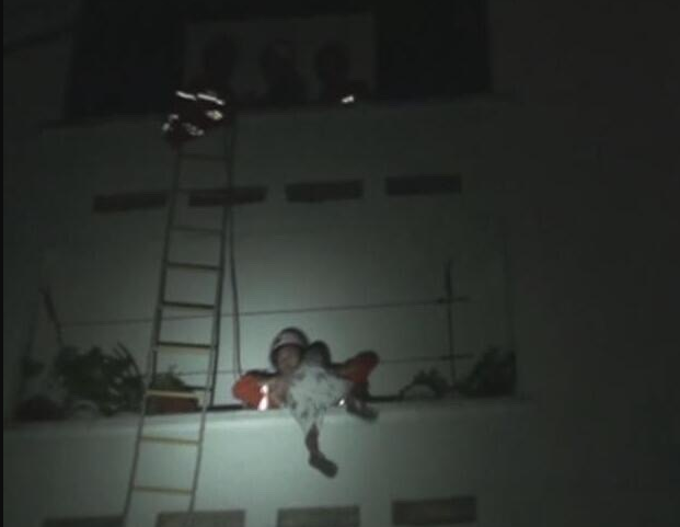 河池大化县4岁男童找妈妈 爬出阳台险些坠楼-