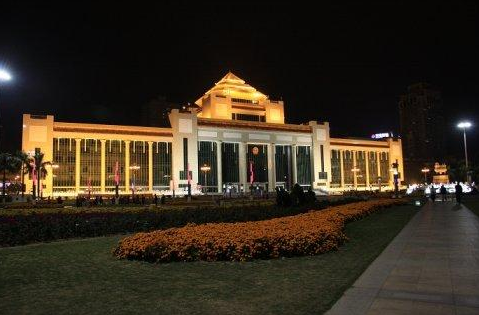 民族广场,这里白天有和平鸽,晚上有霓虹灯,前面有伟人像,后背有广西