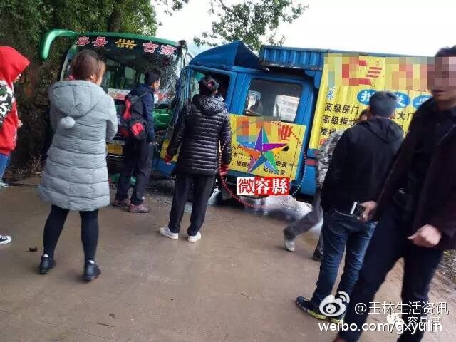 玉林容县发生惨烈车祸:货车撞班车 司机被困驾