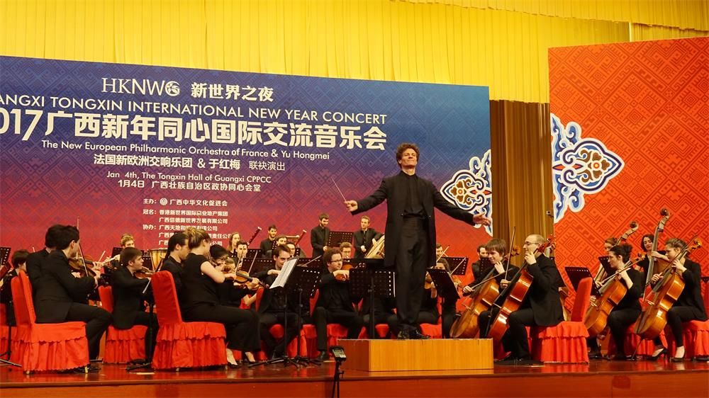 我国著名二胡演奏家,教育家于红梅与乐团联袂演奏的二胡协奏曲《长城