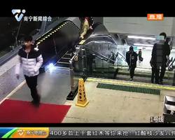 醉汉拦路人 洋相百出 醉汉拦路人 洋相百出