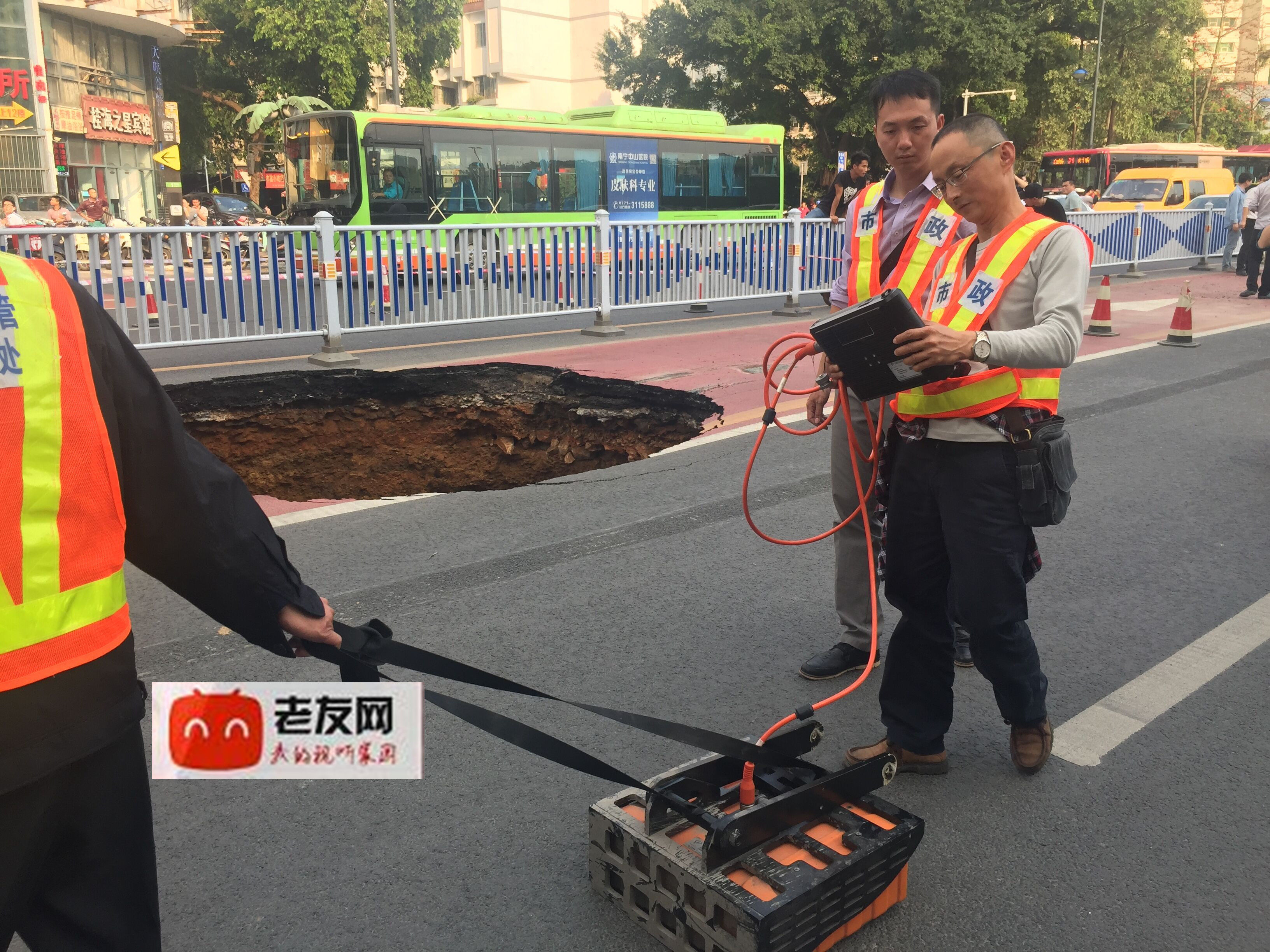 市政工程管理处使用便携式地质雷达在探测地下管线情况(图片摄影:区