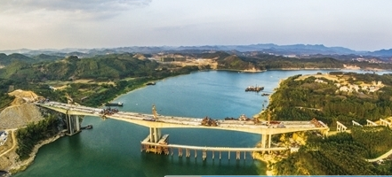 龙头柳江特大桥主跨合龙 梧州至柳州高速路今年通车