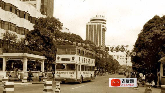 南宁市朝阳路上的银行大酒楼的旋转餐厅,在80年代末算是最高级的酒店