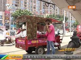 高校“婉拒”快递入园 派件小哥校门口“摆摊” 高校“婉拒”快递入园 派件小哥校门口“摆摊”