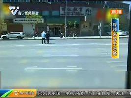 南宁正能量 公交司机背老人下车 车上乘客齐帮助 南宁正能量 公交司机背老人下车 车上乘客齐帮助