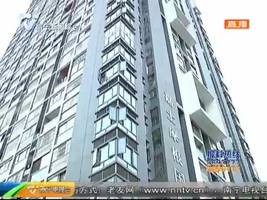 女保洁员想跳楼 疑因生活压力过大 女保洁员想跳楼 疑因生活压力过大