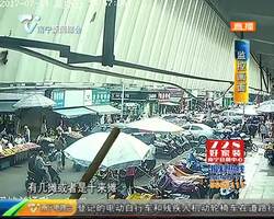 外摊占路影响生意 市场摊主苦不堪言 外摊占路影响生意 市场摊主苦不堪言