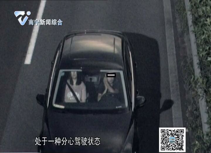 驾驶姿势"奇葩"多 如此开车太危险