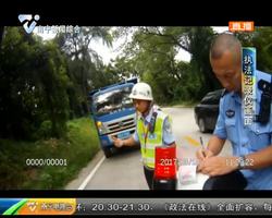 司机冲卡后还持刀袭警 涉嫌妨害公务被刑拘 司机冲卡后还持刀袭警 涉嫌妨害公务被刑拘