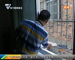 楼顶瓦棚被风刮倒 瓦片落在雨棚存隐患 楼顶瓦棚被风刮倒 瓦片落在雨棚存隐患