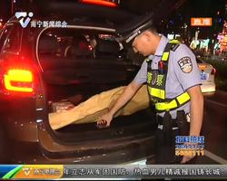 交警夜查 多名司机滥用远光灯遭处罚 交警夜查 多名司机滥用远光灯遭处罚