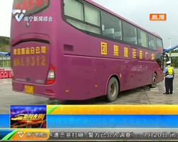 高速交警严查过往车辆 发现诸多问题 高速交警严查过往车辆 发现诸多问题