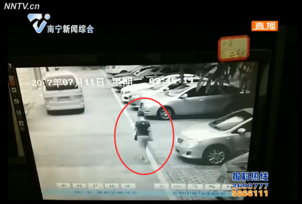 粗心市民丢包 警方帮忙找回 粗心市民丢包 警方帮忙找回