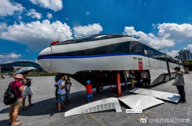 云轨列车现身桂林 市民可近距离参观-滚动新闻