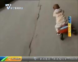文山:两岁幼童上路 “飙车” 逼停车辆吓坏路人 文山:两岁幼童上路 “飙车” 逼停车辆吓坏路人