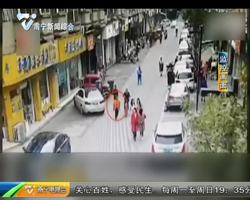 成都:上班路上遇扒手 民警一招擒获 成都:上班路上遇扒手 民警一招擒获