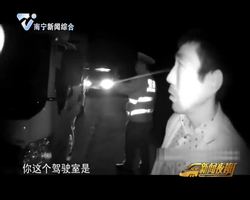 贵州:货车司机出歪招 牛也坐驾驶室 贵州:货车司机出歪招 牛也坐驾驶室
