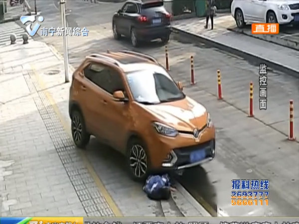 杭州:惊魂!女子被卷车底 热心市民合力抬车救人 杭州:惊魂!女子被卷车底 热心市民合力抬车救人