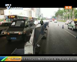 民族大道:小轿车撞飞24节护栏 司机疑似醉酒驾驶 民族大道:小轿车撞飞24节护栏 司机疑似醉酒驾驶
