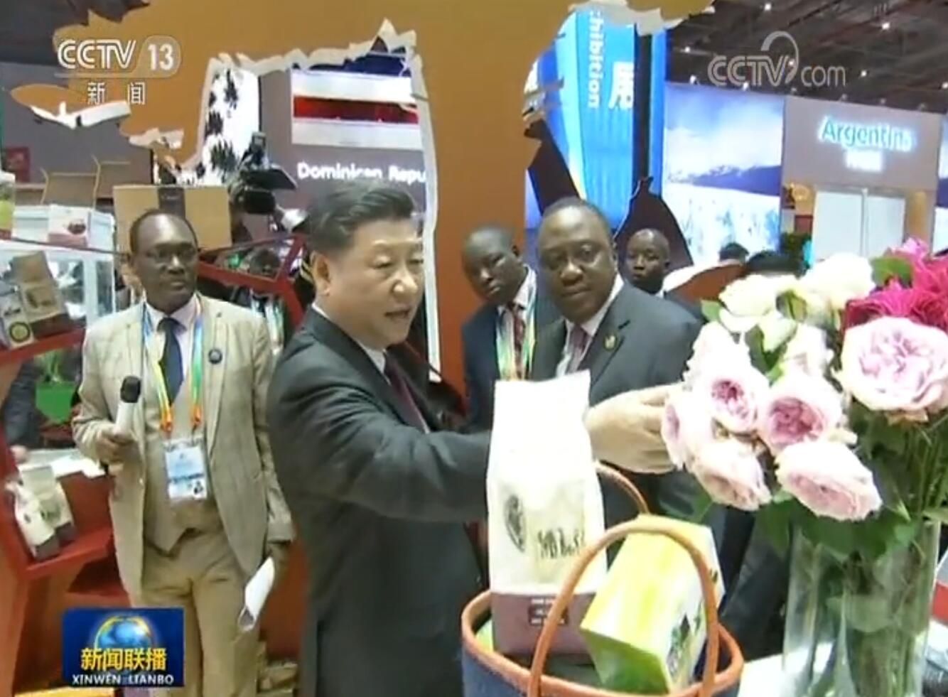习近平同出席首届中国国际进口博览会的外国领导人共同巡馆