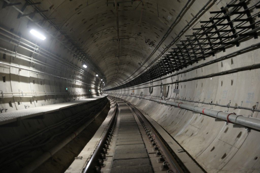 新春走基层:零点地铁之隧道中的光