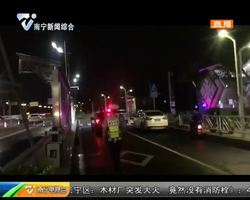 南宁一男子醉驾冲卡 交警严惩不贷 南宁一男子醉驾冲卡 交警严惩不贷