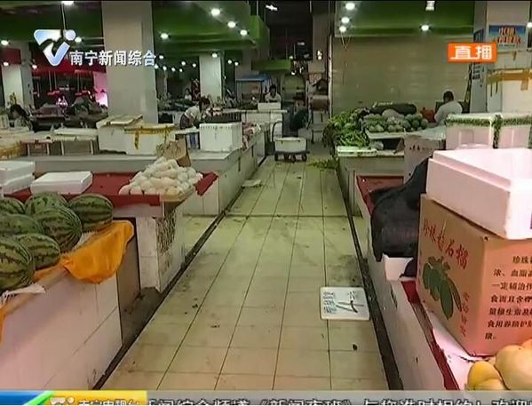 健康南宁 卫生南宁 无证农贸市场藏身城中村 垃圾满地蚊蝇乱飞 健康南宁 卫生南宁 无证农贸市场藏身城中村 垃圾满地蚊蝇乱飞