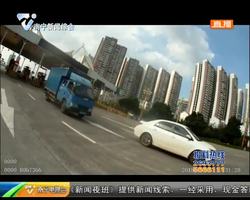 来宾:货车超员冲卡 交警驾车追赶 来宾:货车超员冲卡 交警驾车追赶