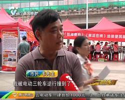 夜班进社区 公交司机被撞求助 交警部门现场解答 夜班进社区 公交司机被撞求助 交警部门现场解答