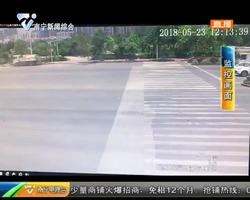 南宁:电动车闯红灯 两父子被撞飞 南宁:电动车闯红灯 两父子被撞飞